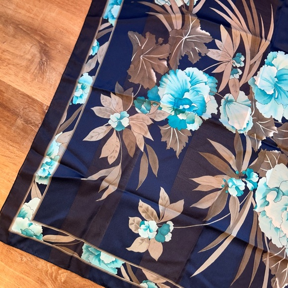 Blue floral scarf - Picture 2 of 9